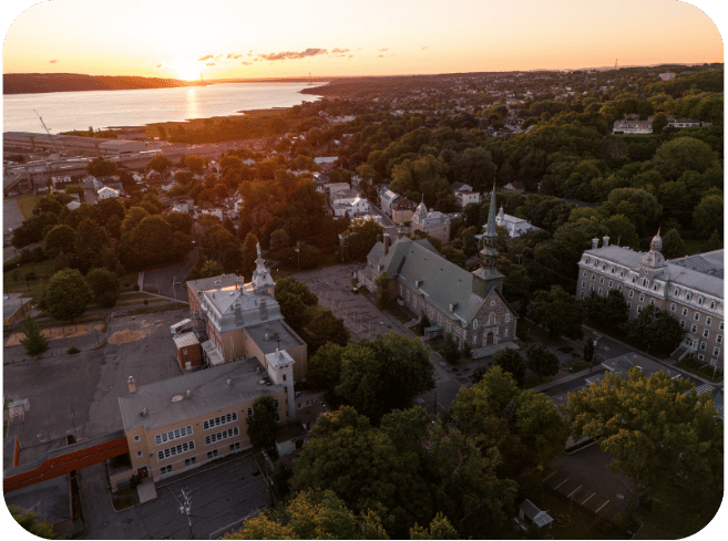 Vue aérienne de la ville au coucher de soleil