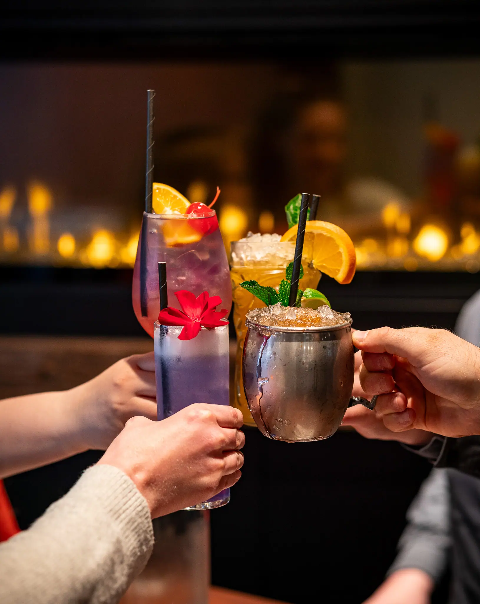 Célébration avec cocktails au bar