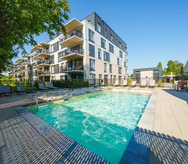 Piscine extérieure d’un immeuble de condos en été