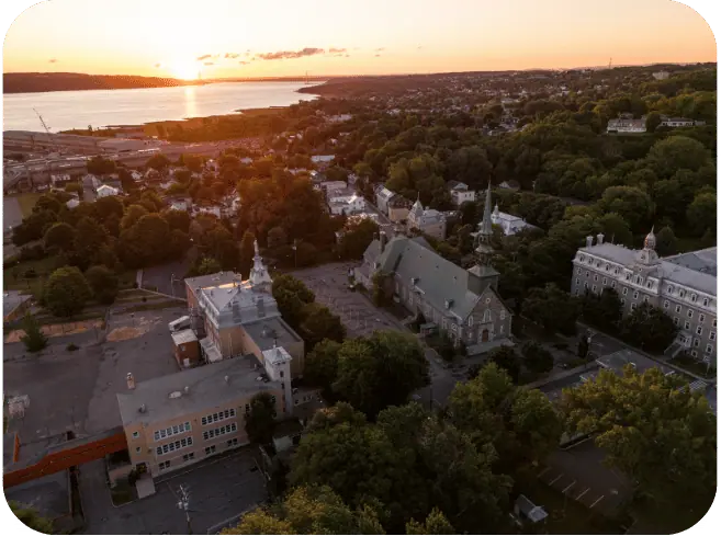 Vue aérienne de la ville au coucher de soleil