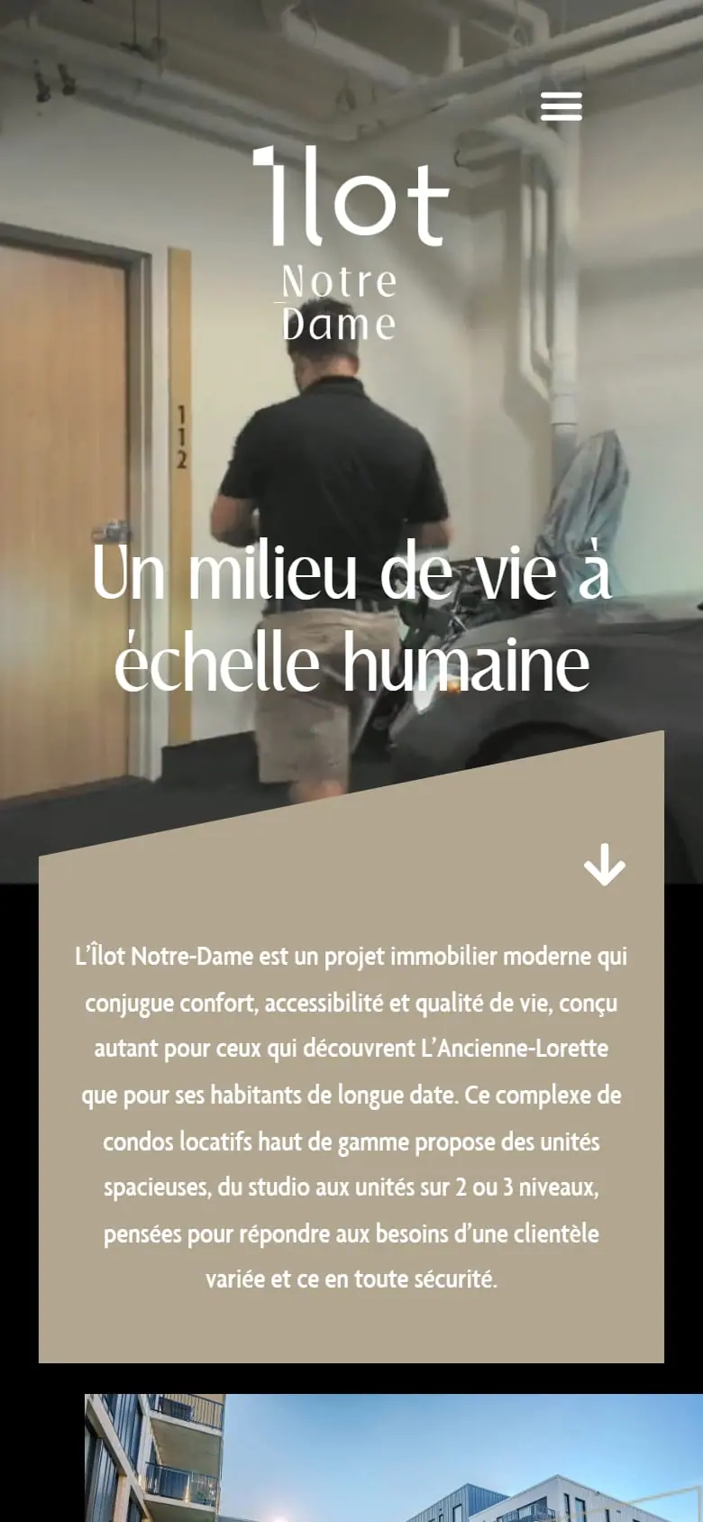 Le site de l’Îlot Notre-Dame sur un téléphone, avec la signature « Un milieu de vie à échelle humaine » sur la photo de l’immeuble
