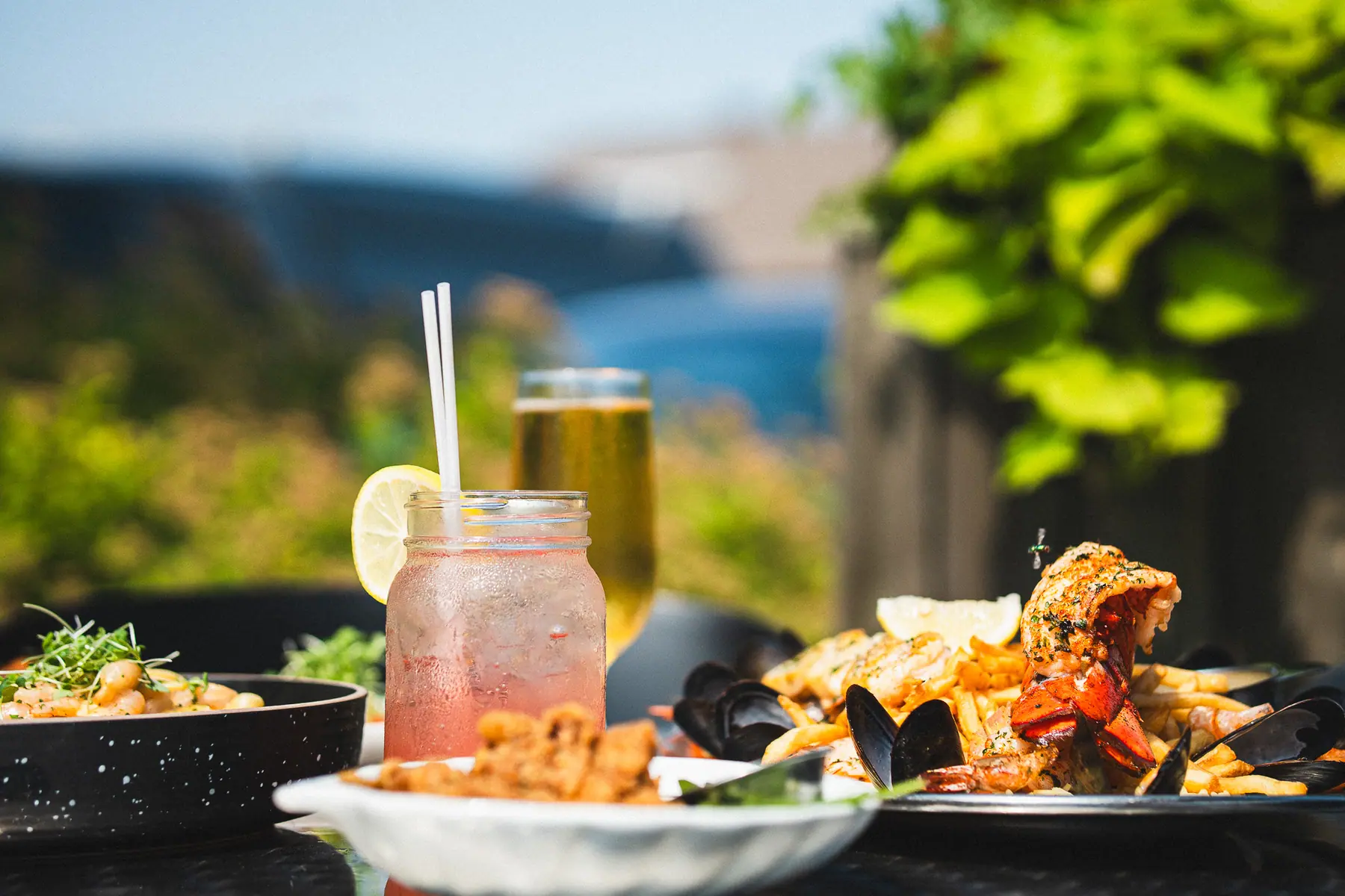 Assiette de fruits de mer et cocktail sur la terrasse de Crevettes Plus