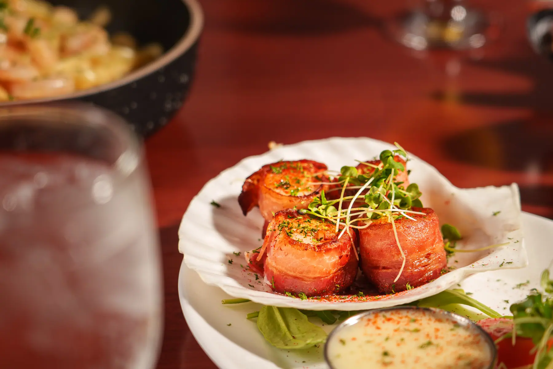Pétoncles enrobés de bacon servis dans une coquille chez Crevettes Plus
